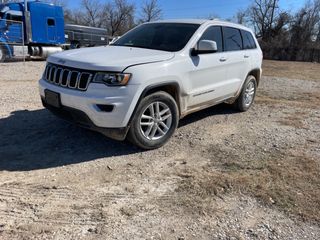 2017 Jeep Grand Cherokee Laredo 4x2 - Exterior Front Left Corner Image